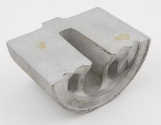 Sound ingot of 'Y' alloy aluminium produced by pre-solidification (Cu 4%, Ni 2%, Mg 1.5%)