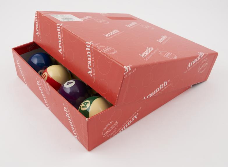 Box of pool balls 48mm in diameter