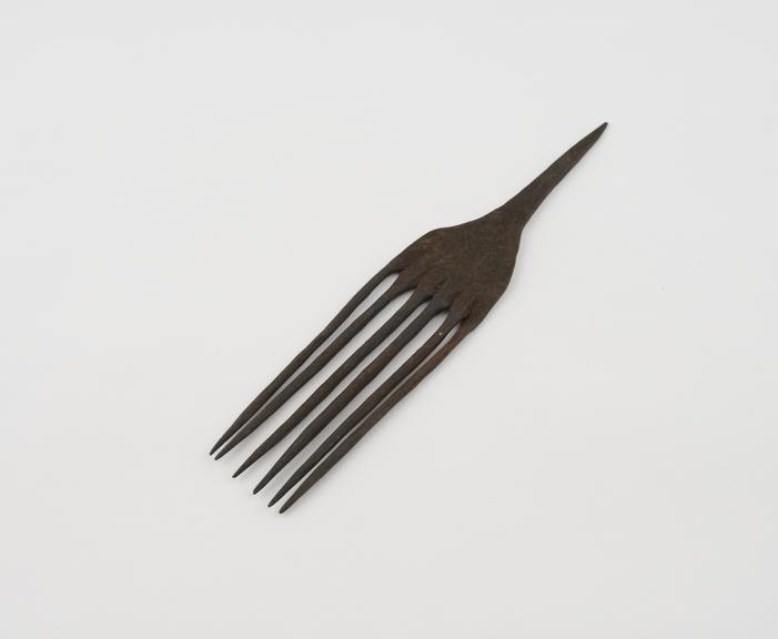 Steel hair comb, vernamlar, ndrapgwe' six prongs, spike handle