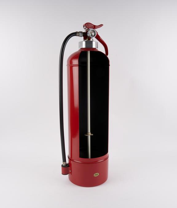 Maintained pressure water fire extinguisher