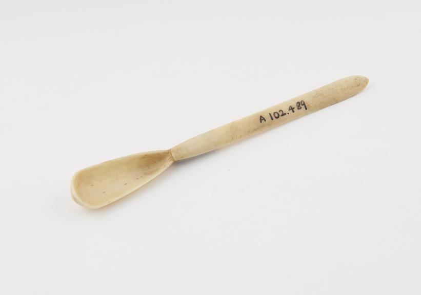 Bone snuff spoon, oar-shaped long bowl with deep well