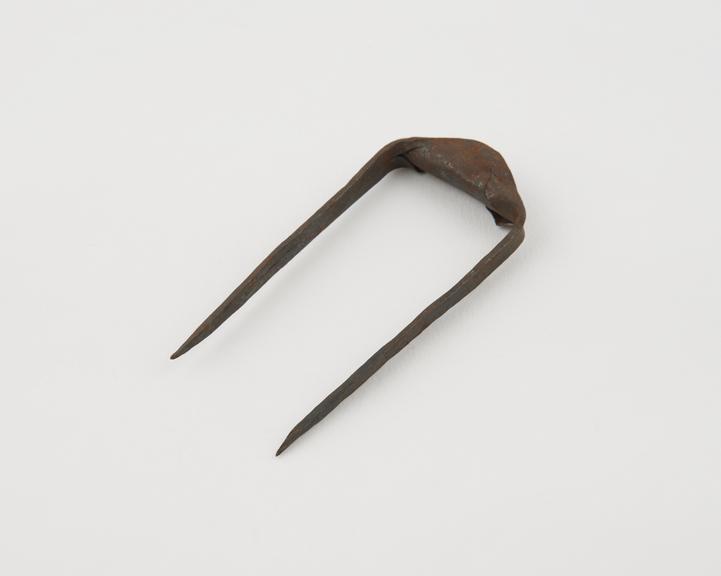 Unidentified, iron staple, aba, Nigerian, 1850-1930