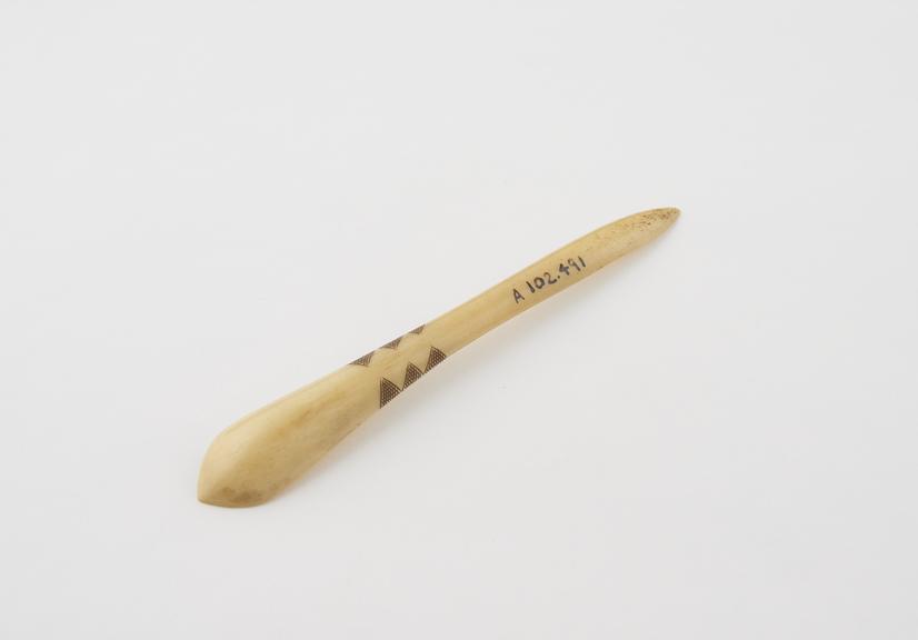 Bone snuff spoon, fairly broad scoop-shaped bowl