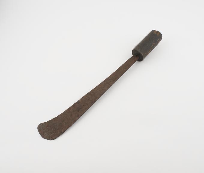 Iron knife with cylindrical wooden handle, matchete-like blade