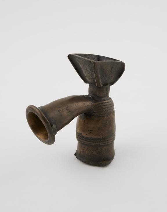 Bronze tobacco pipe, elbow type with pyramid shaped rest
