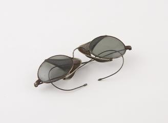 Pair of sunglasses with lateral protective gauzes