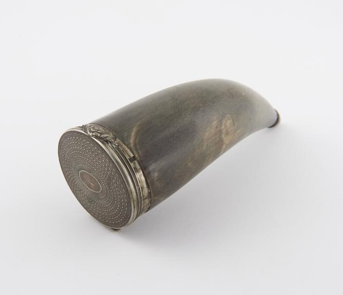 Horn snuff mull, with hinged metal lid