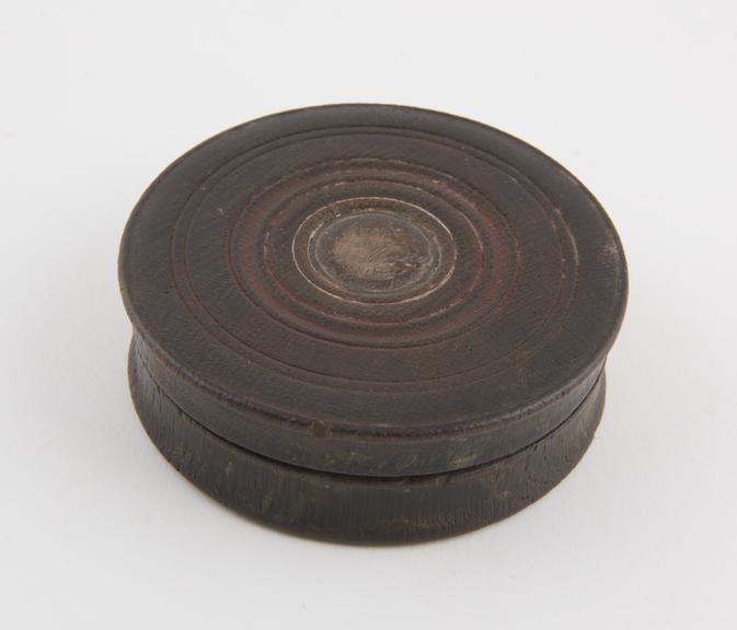 Circular wooden snuff box with detachable lid