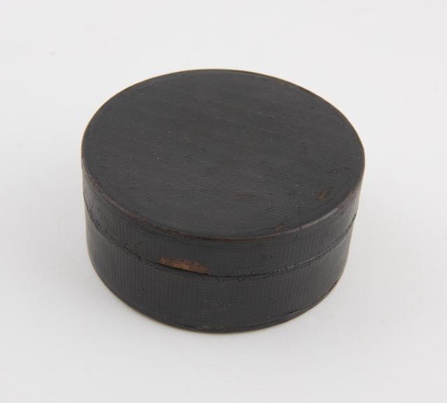 Papier-mache snuff box, circular, cylindrical sides