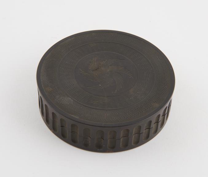 Circular snuff box, black wood, with detachable lid