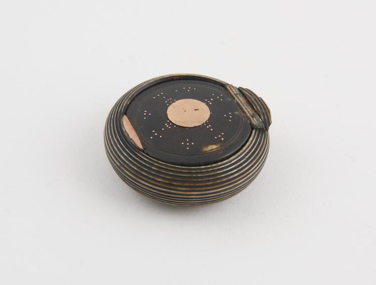 Circular tortoiseshell snuff box, with gold mounting