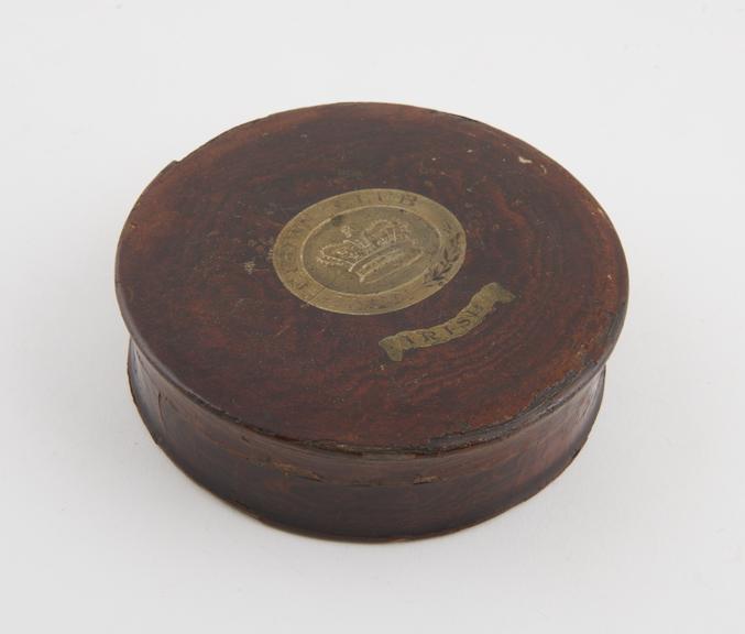 Papier mache snuff box, cylindrical, detachable lid