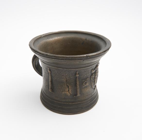 Bell-shaped bronze mortar with flat base, concave body