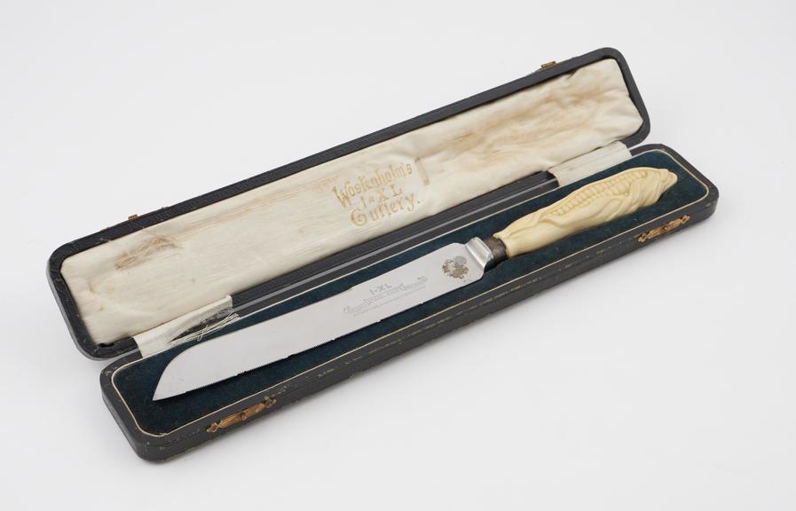 Bread knife in black leather presentation case (knife)