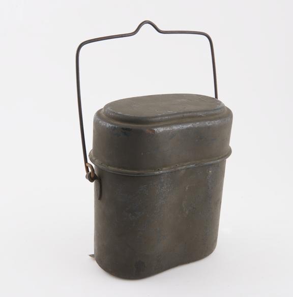 Mess tin with handle and saucepan lid, German type