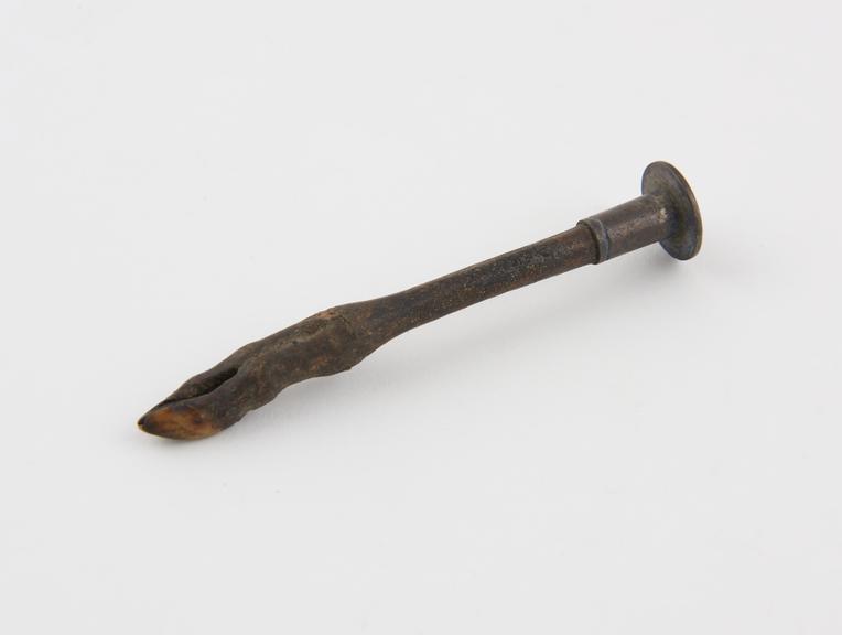 Pipe tamper in form of animal's cloven hoof, English or French