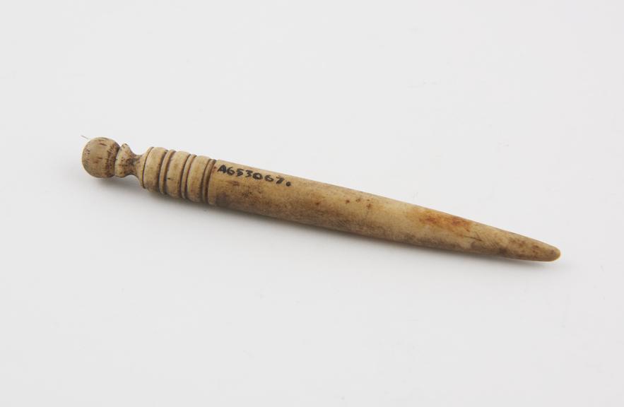 Ivory tobacco pipe pick, turned peg-like picker, spherical grip