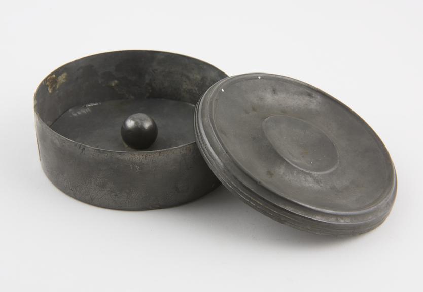 Circular pewter tobacco box with separate lid and inner lid