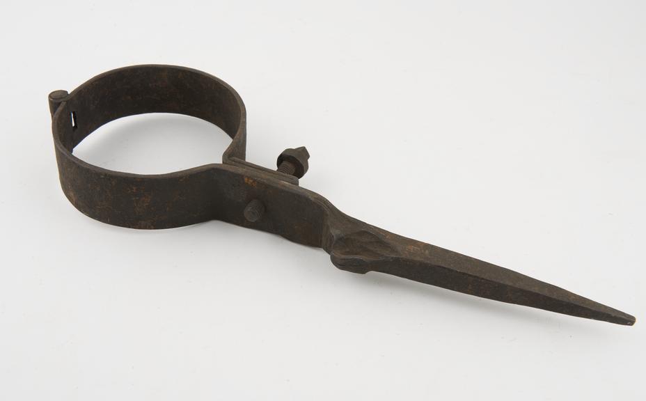 Leg iron, for attachment to wall, European, 1750-1850