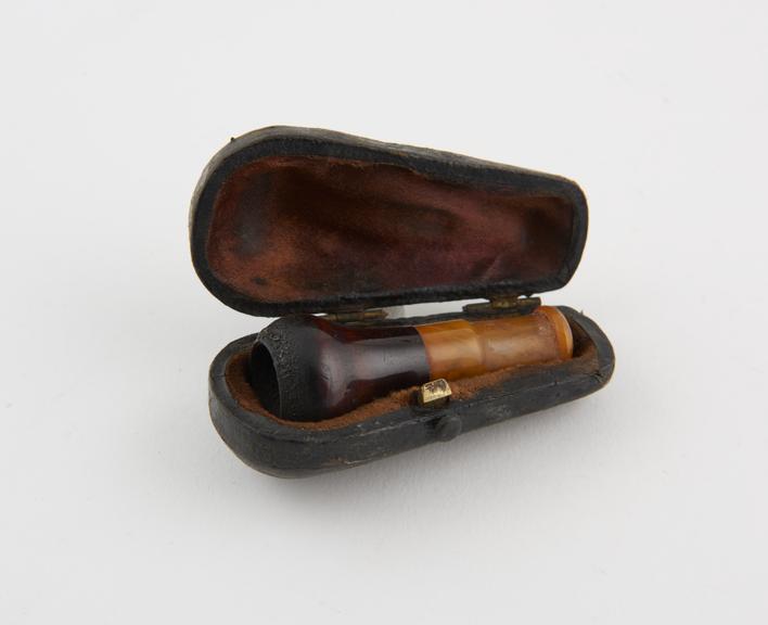 Wooden cigarette holder with amber mouthpiece albarello shaped