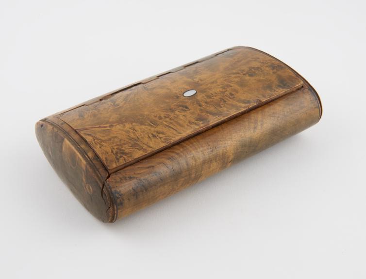 Walnut rectangular snuff box or tobacco box, oval in section