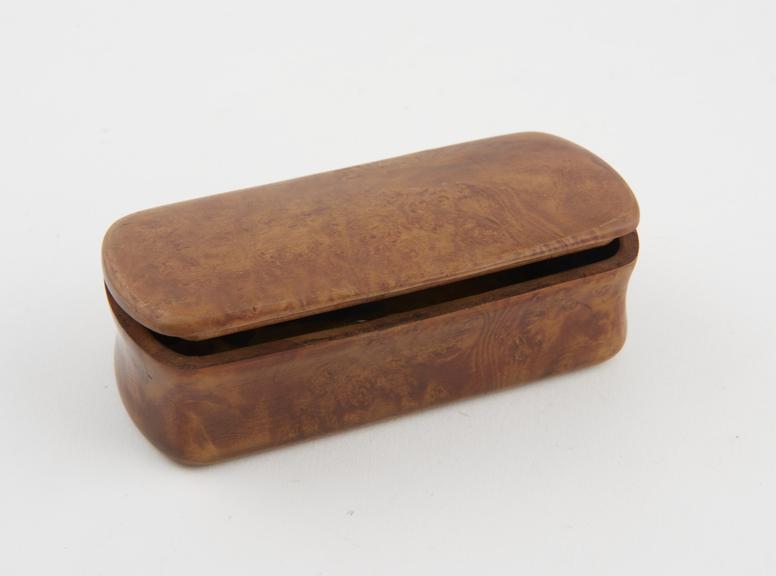 Oblong snuff box of burr walnut, lined with tortoiseshell