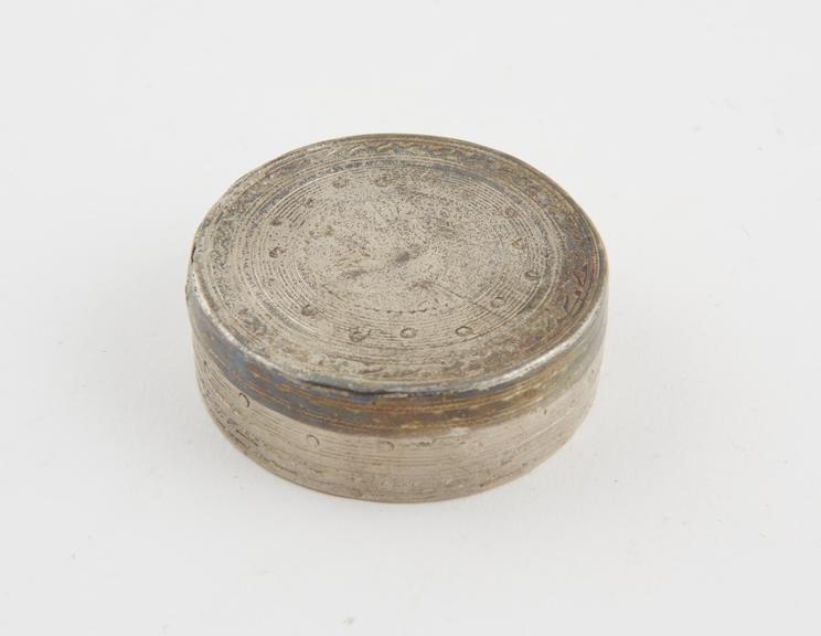 Silver circular snuff box, detachable lid