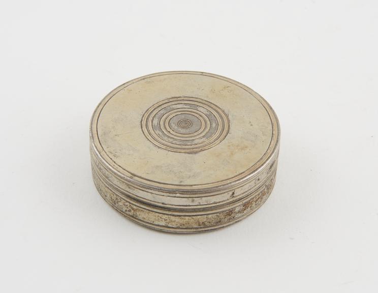 Silver circular snuff box, detachable lid, gilded internally