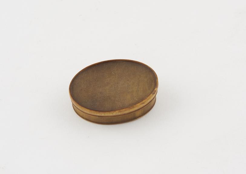 Horn snuff box, oval shaped, detachable lid