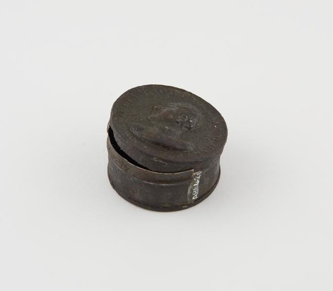 Circular metal snuff box, with detachable lid