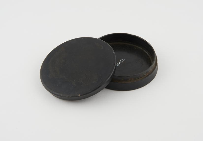 Circular papier mache snuff box with detachable lid, japanned