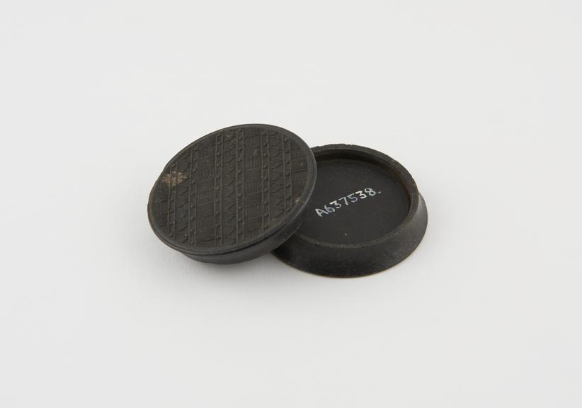 Circular snuff box, black, papier mache, with detachable lid