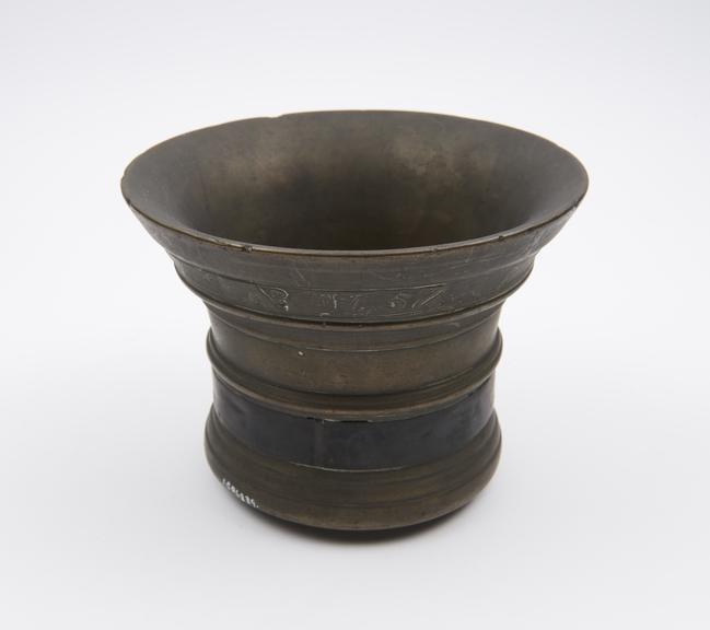 Bronze bell-shaped mortar, sharply  moulded