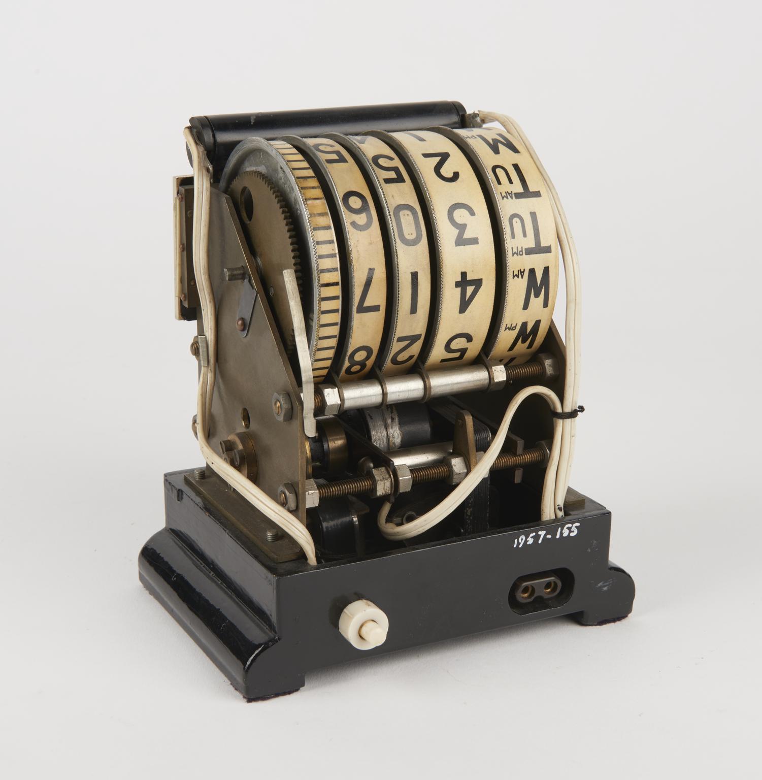 Synchronous timepiece movement with panel indication of day | Science ...