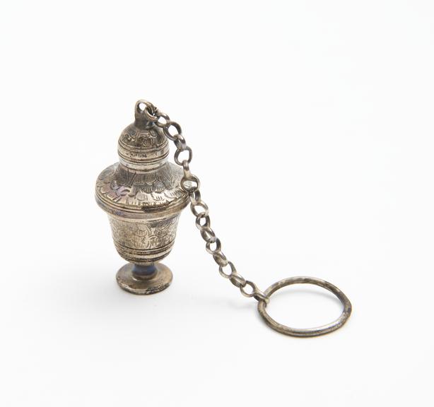 Silver vinaigrette, shouldered body tapering to stem and base