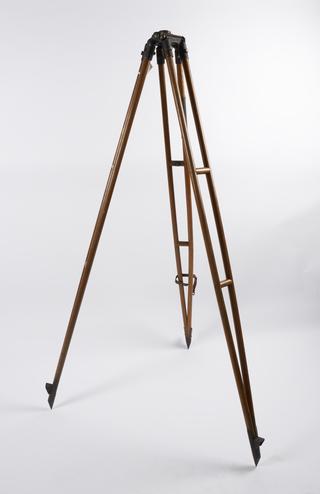 Tripod for balloon theodolite
