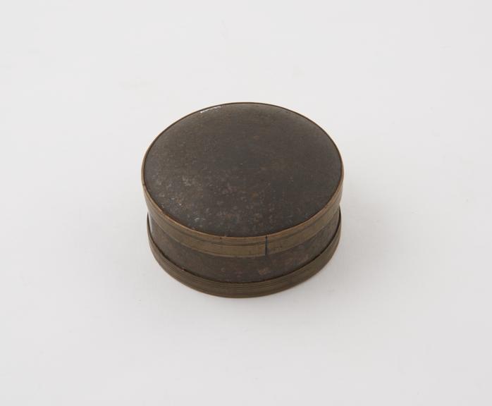 Circular tobacco tin with slightly domed detachable lid, tin