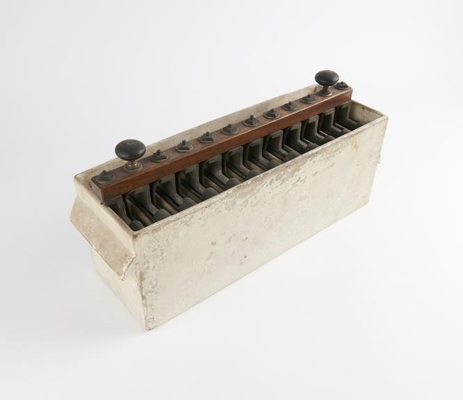 Dr. Wollaston's battery with tray, 1815