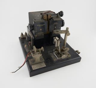 Fork relay incorporating magnets type D-251-A