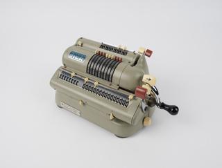 Muldivo Mentor manual calculating machine