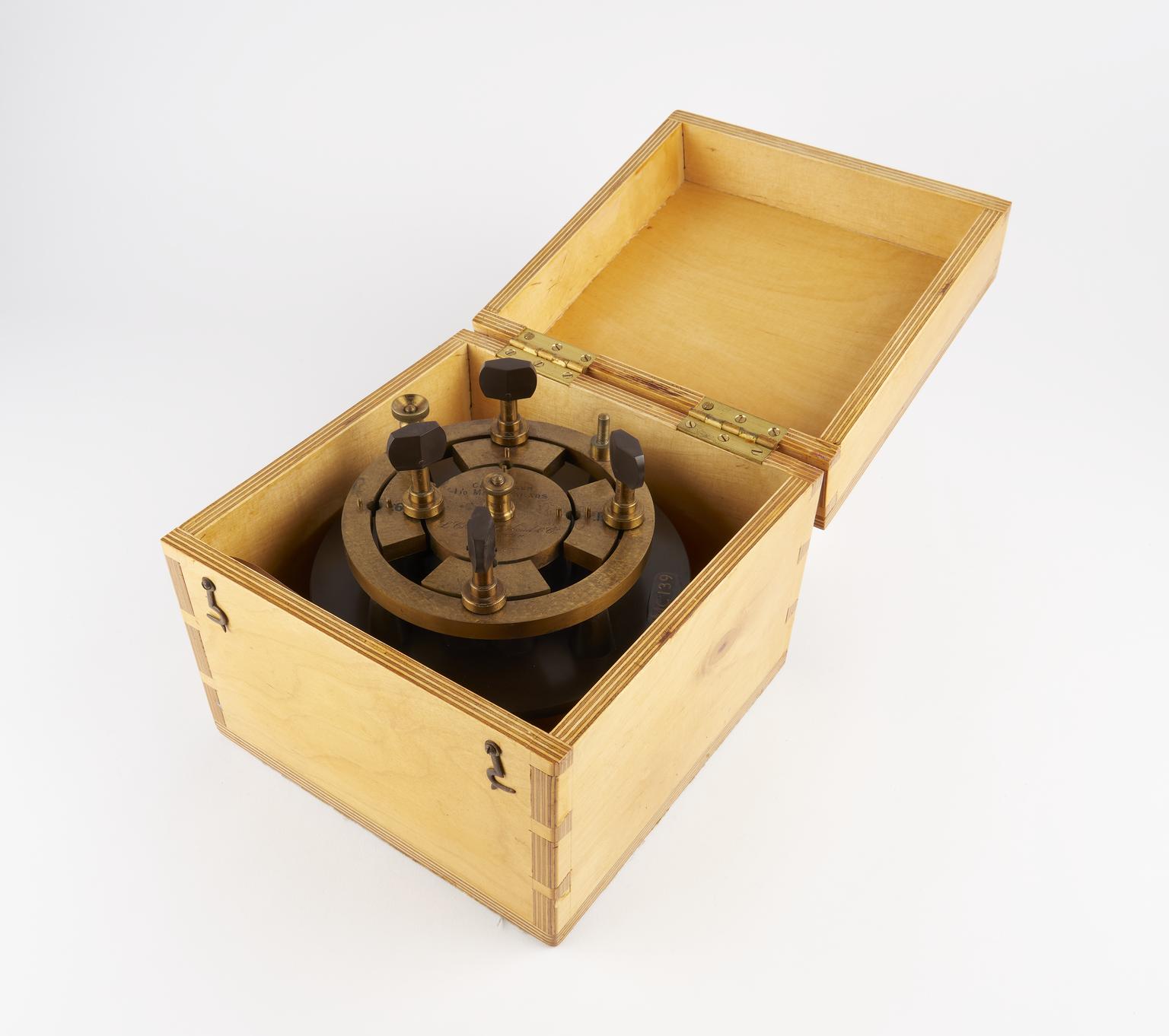 Standard capacitance box | Science Museum Group Collection