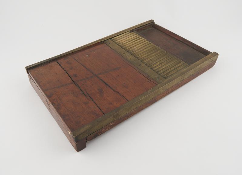 Mould and tray of pill cutter, made of mahogany and brass