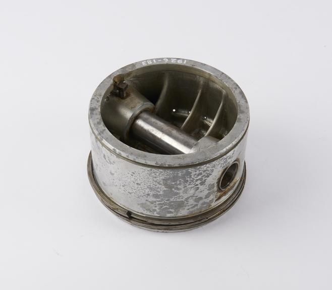 Piston, complete with gudgeon pin and cylinder rings