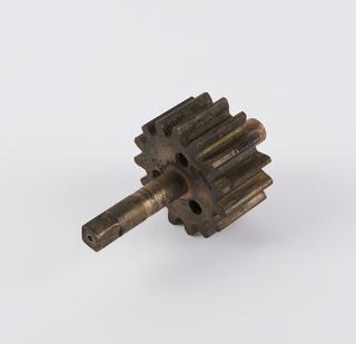 Gear wheel with shaft, associated with a 10hp two-cylinder Rolls Royce motorcar