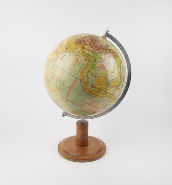 Tectonic globe of the Earth by Karl Zeising, Scale 1: 38600000