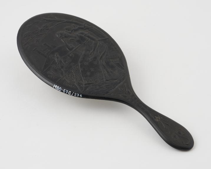 Oval mirror of black shellac