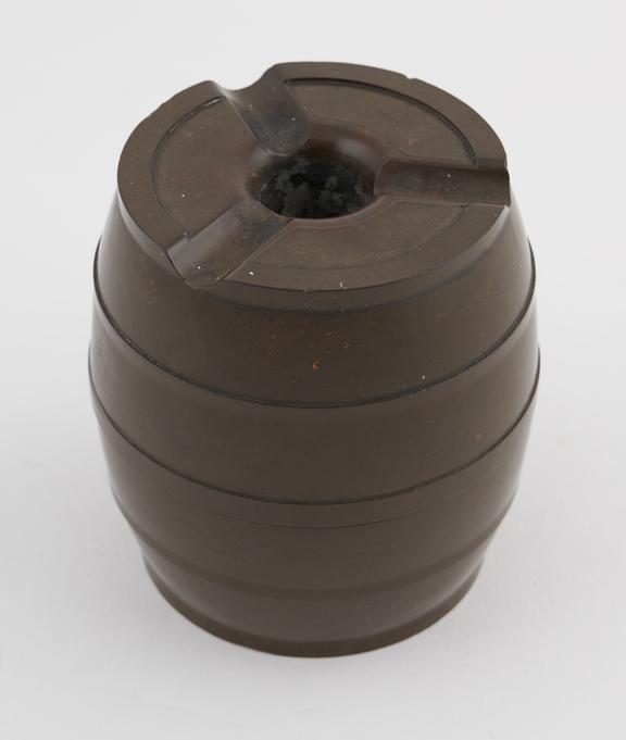 Barrel-shaped ashtray of green phenolic