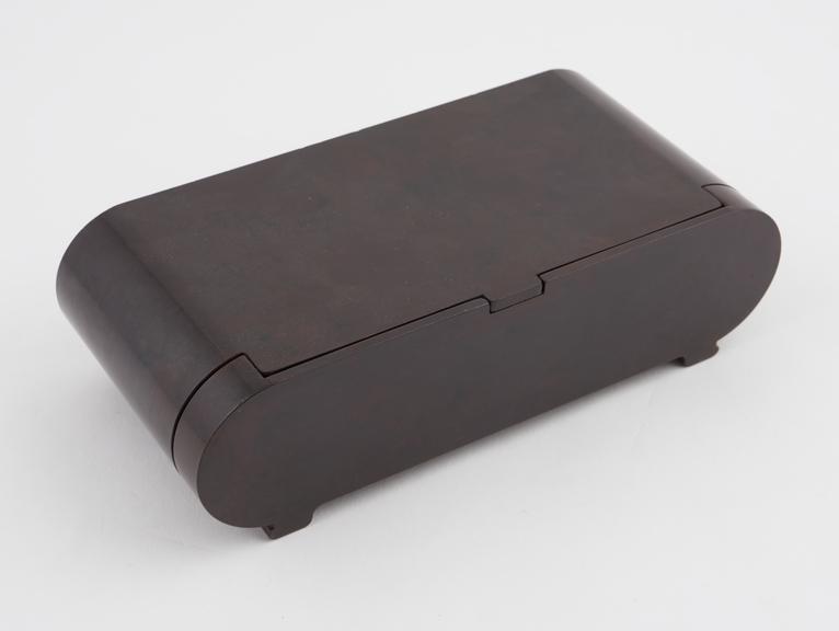 Rectangular cigarette box with rounded edges