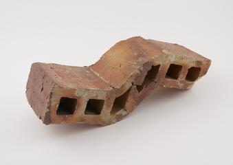 Cranked cavity tie brick in glazed stoneware
