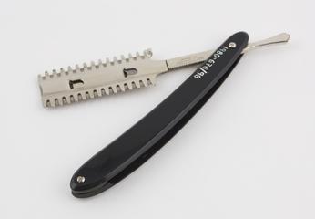 Cut throat razor with plain handle of black cellulose nitrate